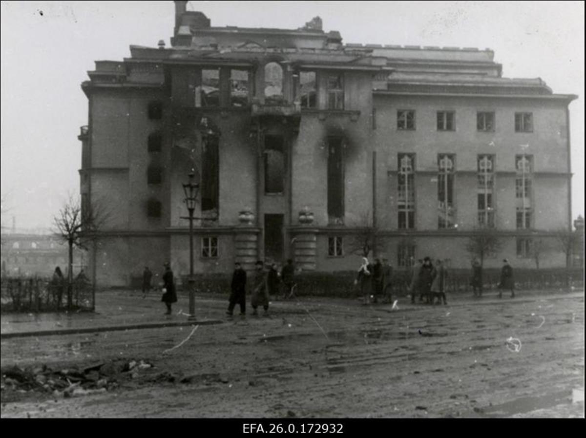 Luukerede tants punasel vaibal