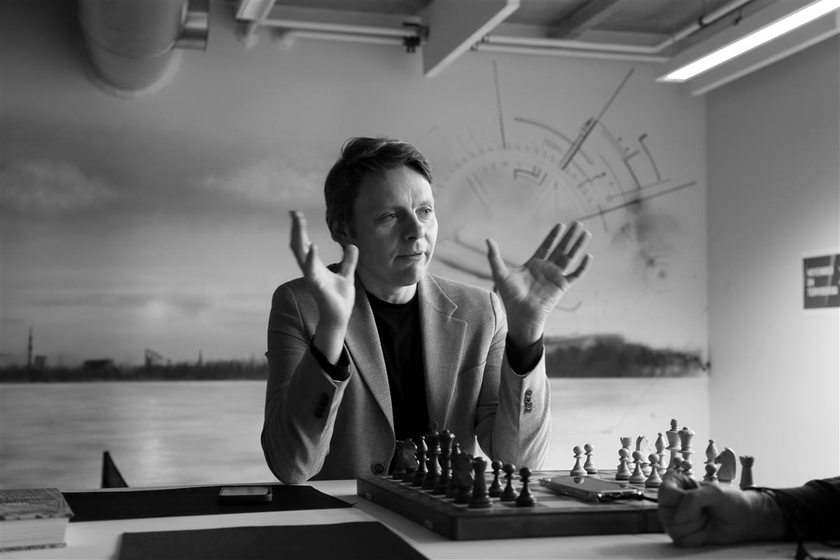 &bdquo;M&auml;rkmepaberite virn on voodi k&otilde;rval.  Kui hea m&otilde;te tuleb, kirjutan &uuml;les&ldquo;