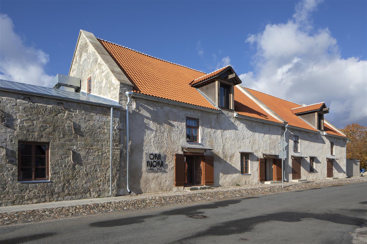 Rüütelkonna hoone ja teised