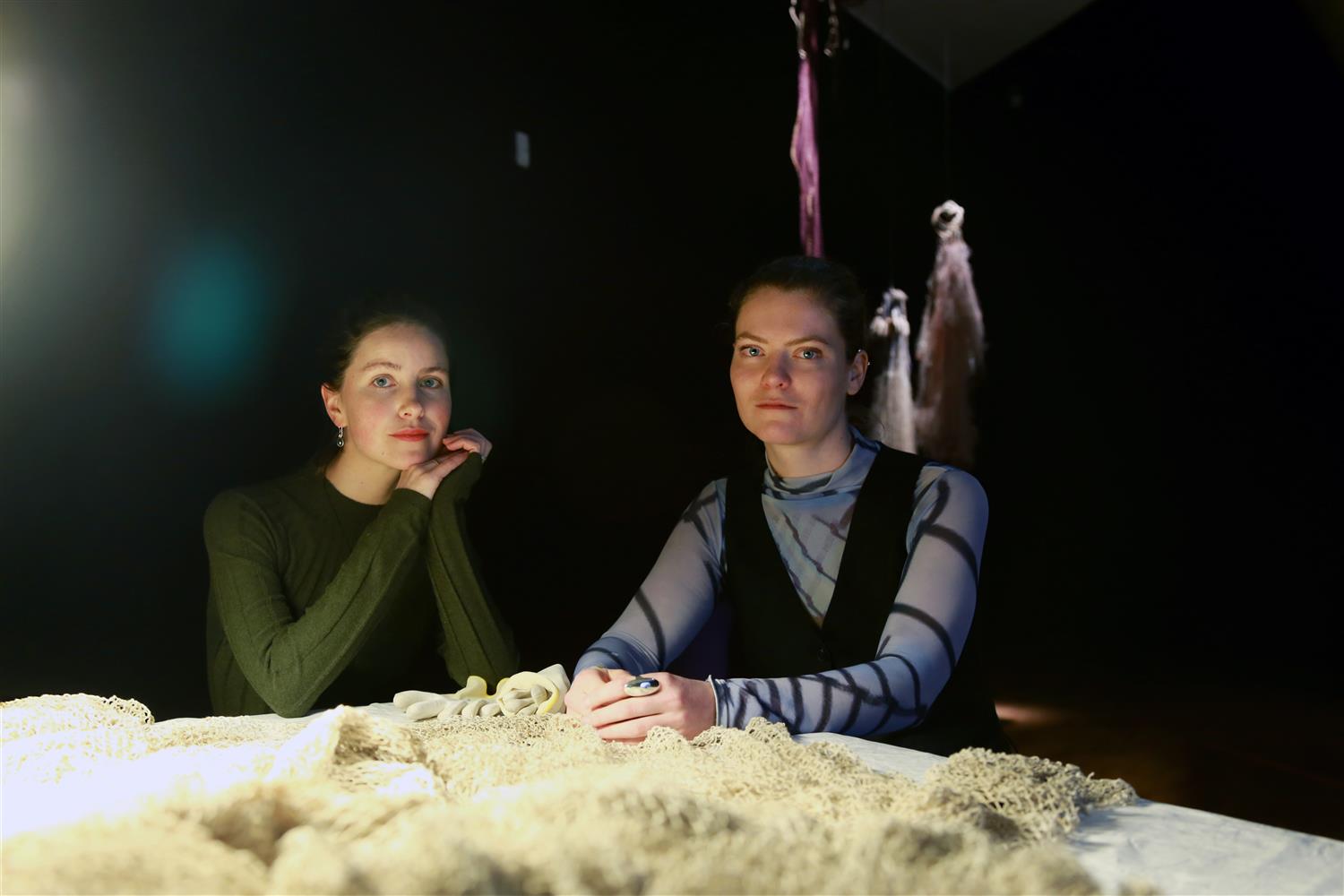 Näitus inimkeha ja keskkonna ühtesulamisest