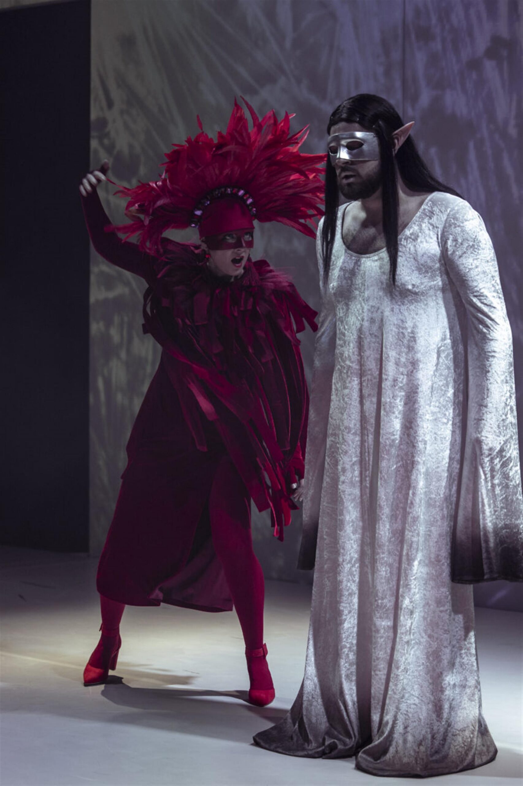 Jumalike ja surelike, ooperi ja draama dialoog