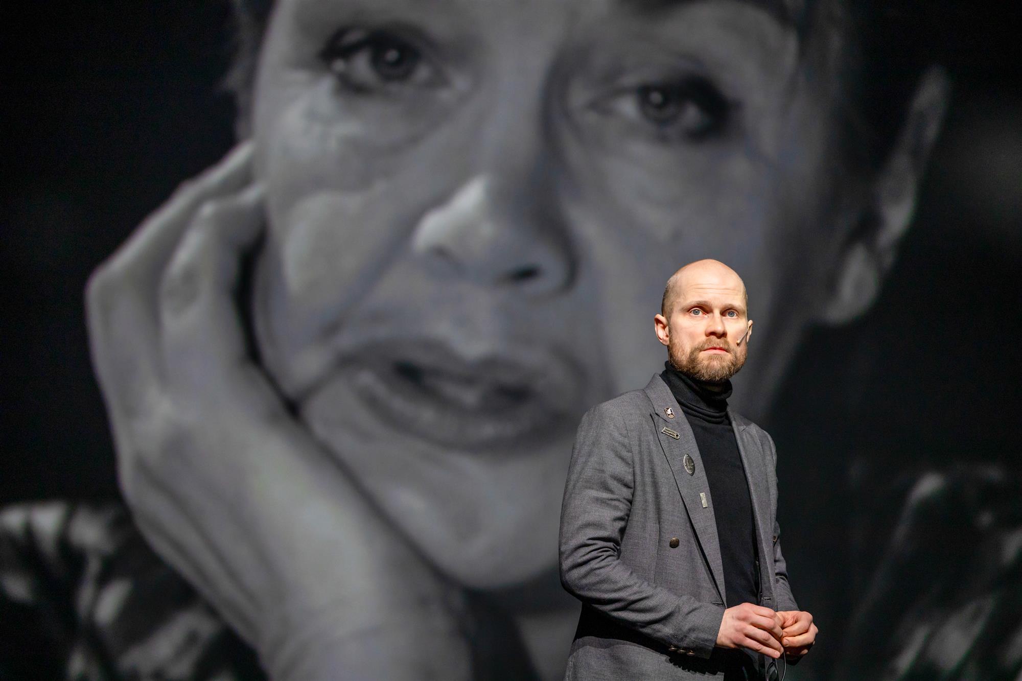 Vaatleja sisemonoloog, taustal kaks „Krumi“ etendust