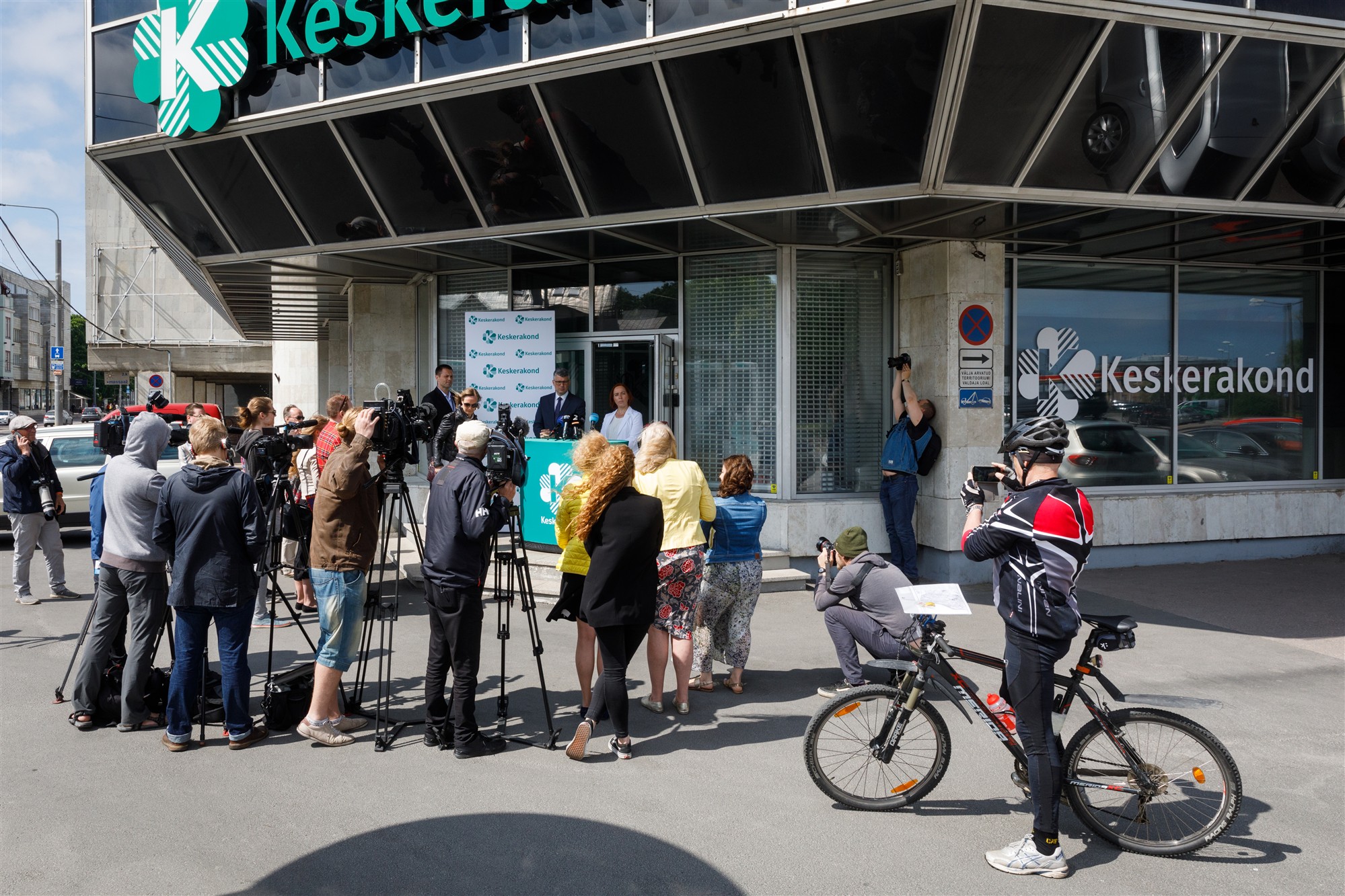 Kummaline vaatepilt: rahvas marssimas loosungite all „Rohkem raha parteidele!“