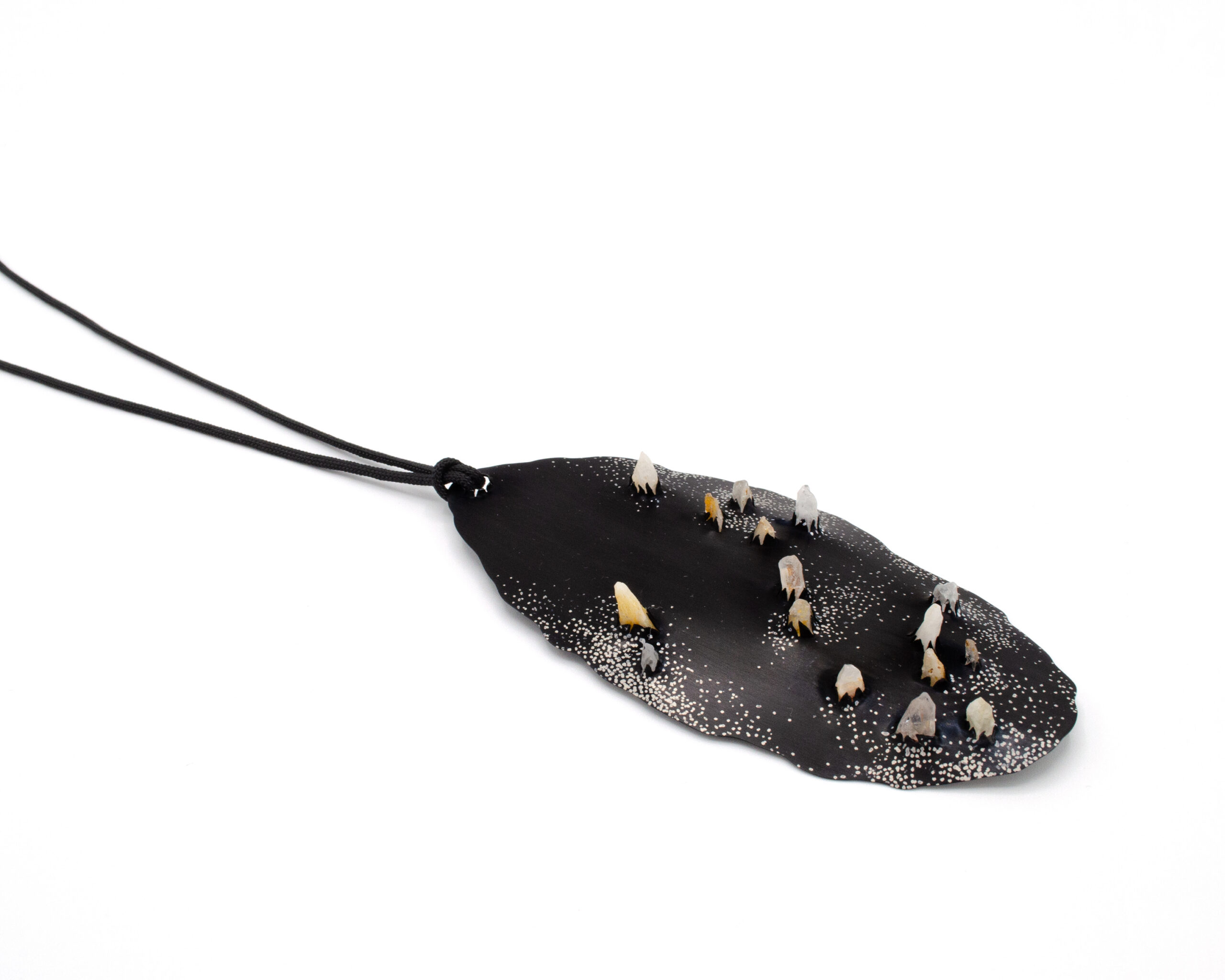 A-Galerii akendel Bianca Triinu Toots ja Lynn Batchelder