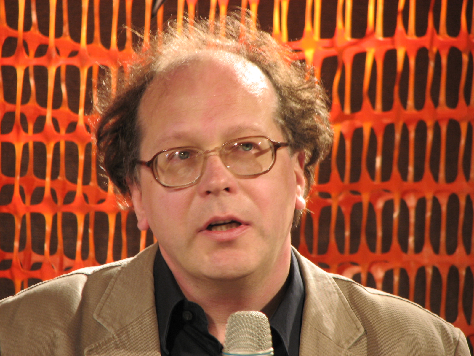 Ruuduline pintsak ja täpiline lips 