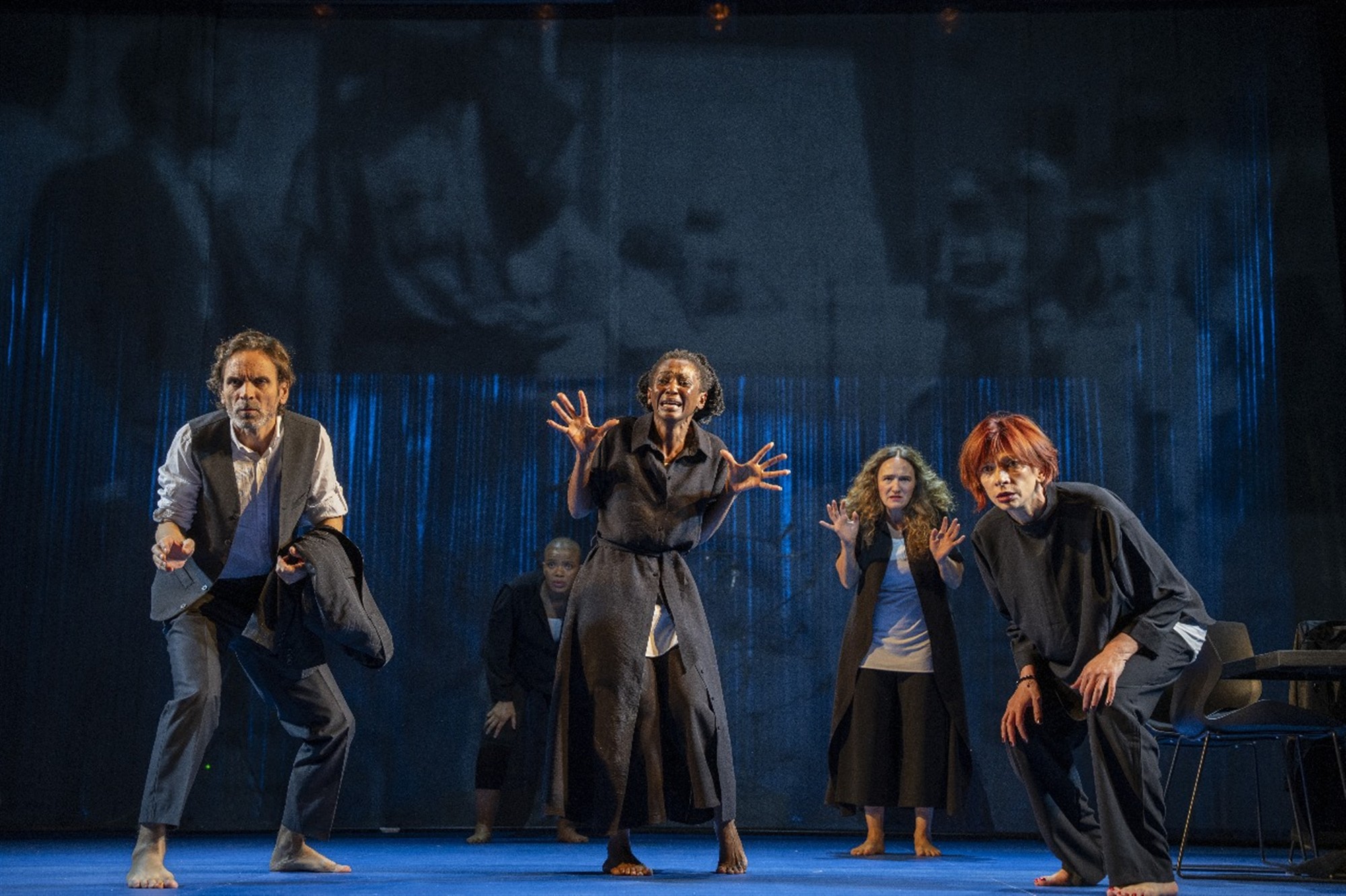 Lähiajaloo kannatuste valus vari teatri kohal